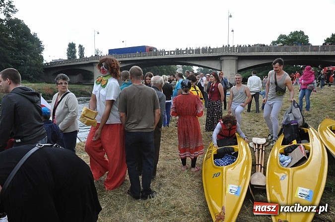 Zdjęcie w galerii na portalu naszraciborz.pl: Kanonada śląskich bractw, potem ulewa i wreszcie ruszyli  wiadomości z regionu