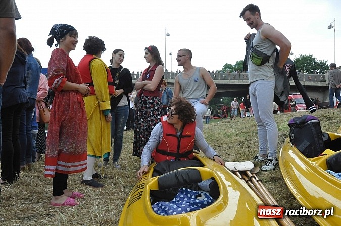 Zdjęcie w galerii na portalu naszraciborz.pl: Kanonada śląskich bractw, potem ulewa i wreszcie ruszyli  wiadomości z regionu