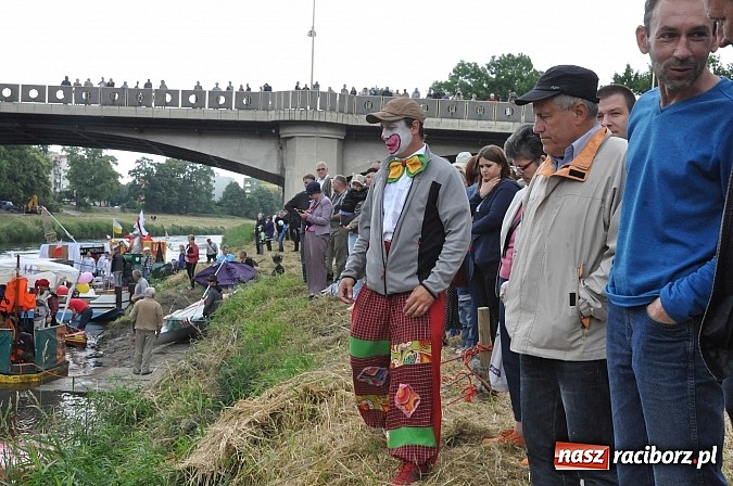 Zdjęcie w galerii na portalu naszraciborz.pl: Kanonada śląskich bractw, potem ulewa i wreszcie ruszyli  wiadomości z regionu