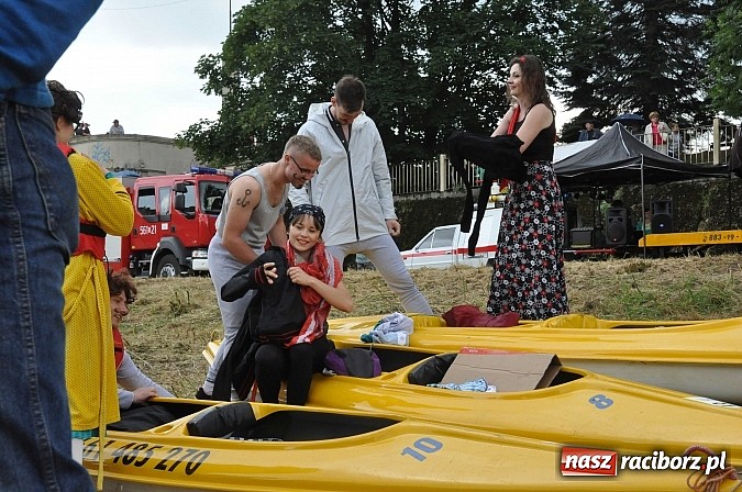 Zdjęcie w galerii na portalu naszraciborz.pl: Kanonada śląskich bractw, potem ulewa i wreszcie ruszyli  wiadomości z regionu