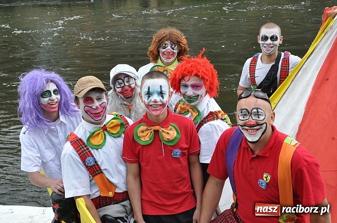 Zdjęcie w galerii na portalu naszraciborz.pl: Kanonada śląskich bractw, potem ulewa i wreszcie ruszyli  wiadomości z regionu