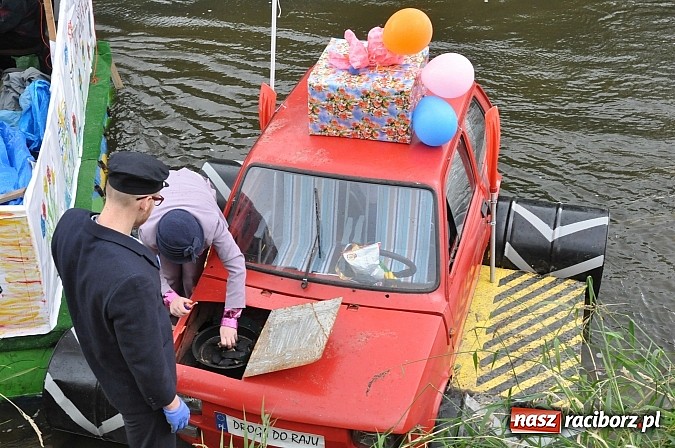 Zdjęcie w galerii na portalu naszraciborz.pl: Kanonada śląskich bractw, potem ulewa i wreszcie ruszyli  wiadomości z regionu
