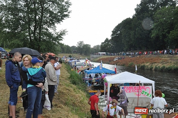 Zdjęcie w galerii na portalu naszraciborz.pl: Kanonada śląskich bractw, potem ulewa i wreszcie ruszyli  wiadomości z regionu