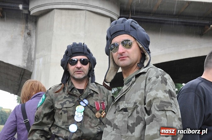 Zdjęcie w galerii na portalu naszraciborz.pl: Kanonada śląskich bractw, potem ulewa i wreszcie ruszyli  wiadomości z regionu