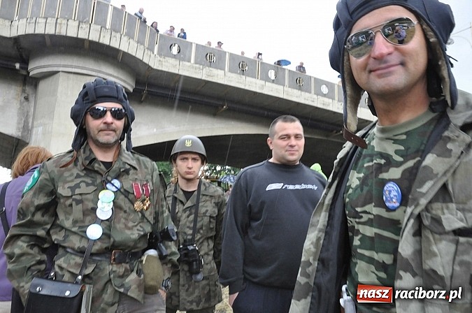 Zdjęcie w galerii na portalu naszraciborz.pl: Kanonada śląskich bractw, potem ulewa i wreszcie ruszyli  wiadomości z regionu