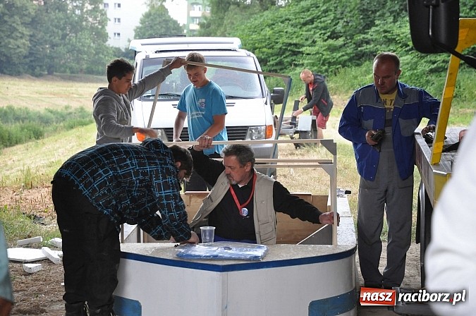 Zdjęcie w galerii na portalu naszraciborz.pl: Kanonada śląskich bractw, potem ulewa i wreszcie ruszyli  wiadomości z regionu