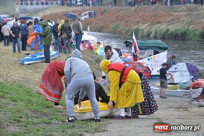 Zdjęcie w galerii na portalu naszraciborz.pl: Kanonada śląskich bractw, potem ulewa i wreszcie ruszyli  wiadomości z regionu