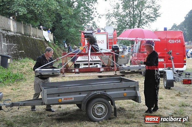 Zdjęcie w galerii na portalu naszraciborz.pl: Kanonada śląskich bractw, potem ulewa i wreszcie ruszyli  wiadomości z regionu
