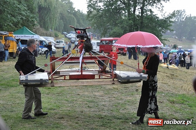 Zdjęcie w galerii na portalu naszraciborz.pl: Kanonada śląskich bractw, potem ulewa i wreszcie ruszyli  wiadomości z regionu