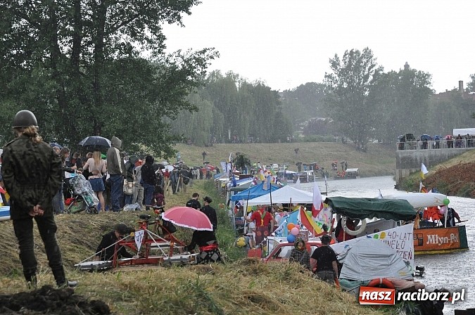 Zdjęcie w galerii na portalu naszraciborz.pl: Kanonada śląskich bractw, potem ulewa i wreszcie ruszyli  wiadomości z regionu