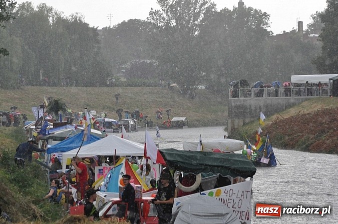 Zdjęcie w galerii na portalu naszraciborz.pl: Kanonada śląskich bractw, potem ulewa i wreszcie ruszyli  wiadomości z regionu