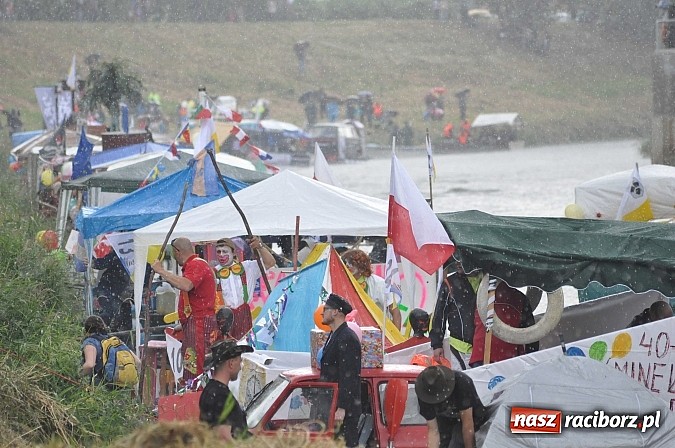 Zdjęcie w galerii na portalu naszraciborz.pl: Kanonada śląskich bractw, potem ulewa i wreszcie ruszyli  wiadomości z regionu