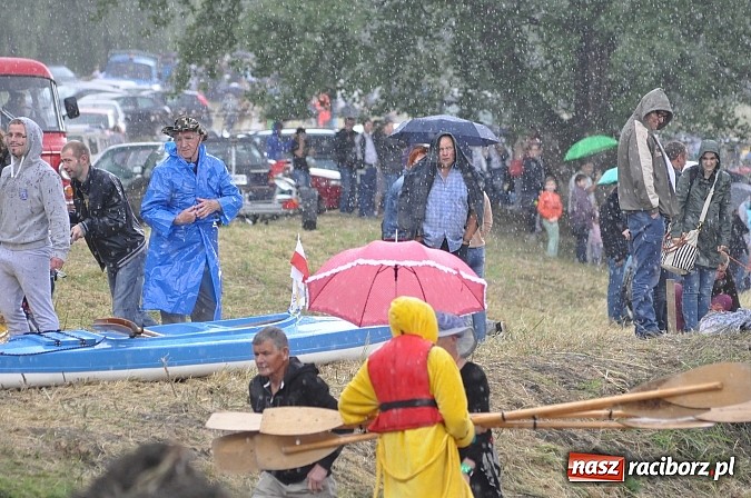 Zdjęcie w galerii na portalu naszraciborz.pl: Kanonada śląskich bractw, potem ulewa i wreszcie ruszyli  wiadomości z regionu