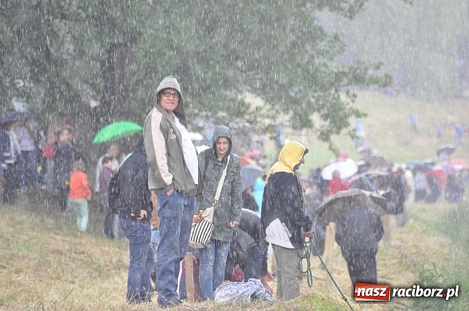 Zdjęcie w galerii na portalu naszraciborz.pl: Kanonada śląskich bractw, potem ulewa i wreszcie ruszyli  wiadomości z regionu