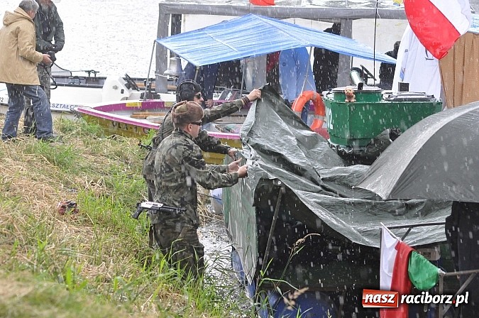 Zdjęcie w galerii na portalu naszraciborz.pl: Kanonada śląskich bractw, potem ulewa i wreszcie ruszyli  wiadomości z regionu