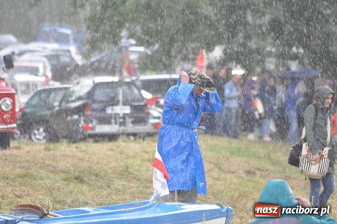 Zdjęcie w galerii na portalu naszraciborz.pl: Kanonada śląskich bractw, potem ulewa i wreszcie ruszyli  wiadomości z regionu
