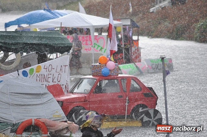 Zdjęcie w galerii na portalu naszraciborz.pl: Kanonada śląskich bractw, potem ulewa i wreszcie ruszyli  wiadomości z regionu