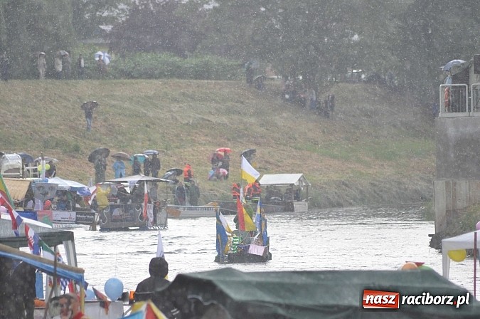 Zdjęcie w galerii na portalu naszraciborz.pl: Kanonada śląskich bractw, potem ulewa i wreszcie ruszyli  wiadomości z regionu