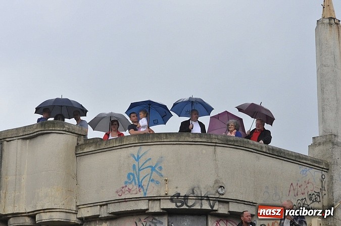 Zdjęcie w galerii na portalu naszraciborz.pl: Kanonada śląskich bractw, potem ulewa i wreszcie ruszyli  wiadomości z regionu