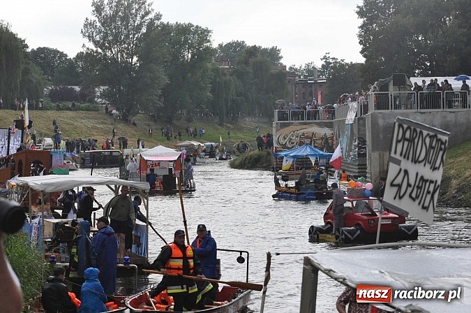 Zdjęcie w galerii na portalu naszraciborz.pl: Kanonada śląskich bractw, potem ulewa i wreszcie ruszyli  wiadomości z regionu