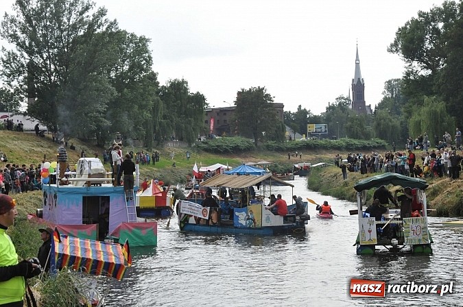 Zdjęcie w galerii na portalu naszraciborz.pl: Kanonada śląskich bractw, potem ulewa i wreszcie ruszyli  wiadomości z regionu