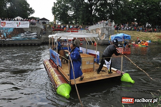 Zdjęcie w galerii na portalu naszraciborz.pl: Kanonada śląskich bractw, potem ulewa i wreszcie ruszyli  wiadomości z regionu