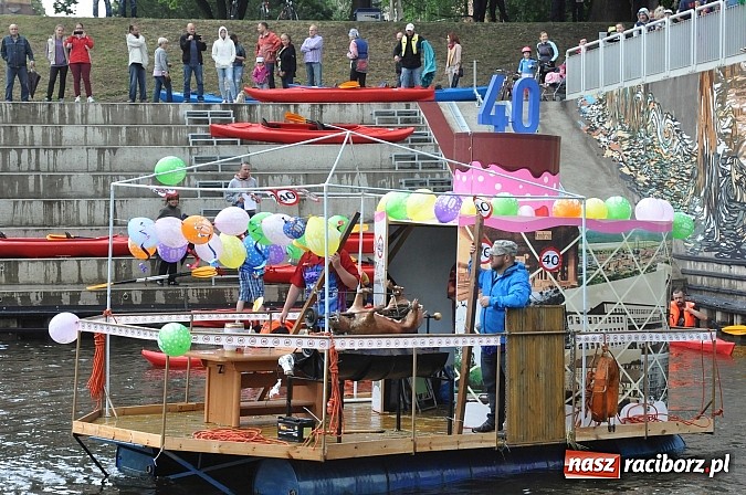 Zdjęcie w galerii na portalu naszraciborz.pl: Kanonada śląskich bractw, potem ulewa i wreszcie ruszyli  wiadomości z regionu