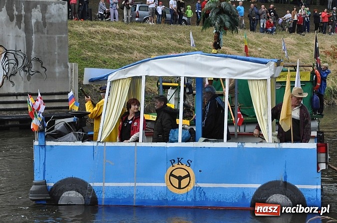 Zdjęcie w galerii na portalu naszraciborz.pl: Kanonada śląskich bractw, potem ulewa i wreszcie ruszyli  wiadomości z regionu