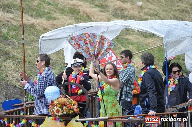 Zdjęcie w galerii na portalu naszraciborz.pl: Kanonada śląskich bractw, potem ulewa i wreszcie ruszyli  wiadomości z regionu