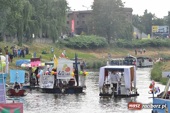 Zdjęcie w galerii na portalu naszraciborz.pl: Kanonada śląskich bractw, potem ulewa i wreszcie ruszyli  wiadomości z regionu