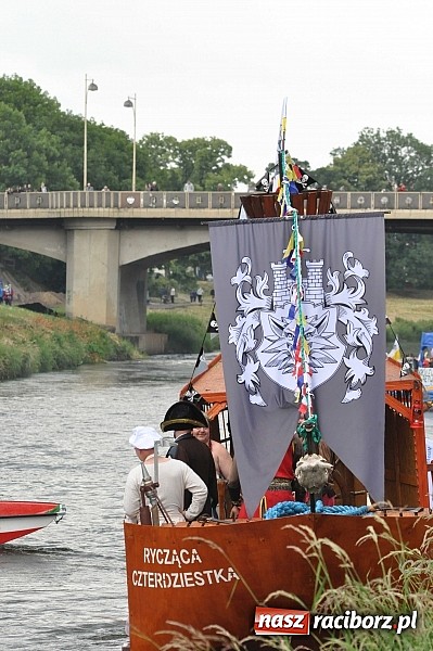 Zdjęcie w galerii na portalu naszraciborz.pl: Kanonada śląskich bractw, potem ulewa i wreszcie ruszyli  wiadomości z regionu