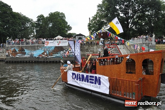 Zdjęcie w galerii na portalu naszraciborz.pl: Kanonada śląskich bractw, potem ulewa i wreszcie ruszyli  wiadomości z regionu