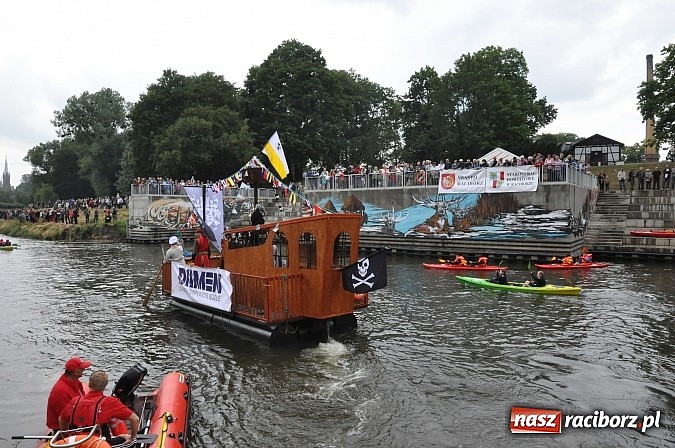 Zdjęcie w galerii na portalu naszraciborz.pl: Kanonada śląskich bractw, potem ulewa i wreszcie ruszyli  wiadomości z regionu