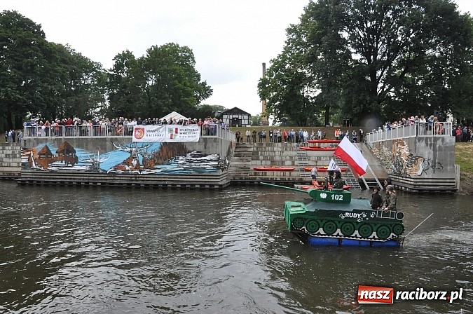 Zdjęcie w galerii na portalu naszraciborz.pl: Kanonada śląskich bractw, potem ulewa i wreszcie ruszyli  wiadomości z regionu