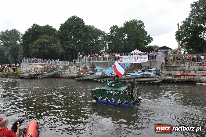 Zdjęcie w galerii na portalu naszraciborz.pl: Kanonada śląskich bractw, potem ulewa i wreszcie ruszyli  wiadomości z regionu