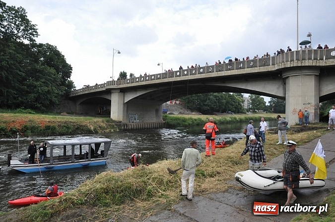 Zdjęcie w galerii na portalu naszraciborz.pl: Kanonada śląskich bractw, potem ulewa i wreszcie ruszyli  wiadomości z regionu