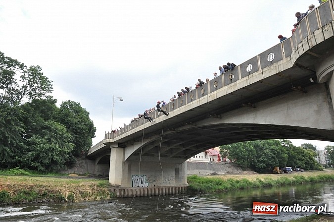Zdjęcie w galerii na portalu naszraciborz.pl: Kanonada śląskich bractw, potem ulewa i wreszcie ruszyli  wiadomości z regionu