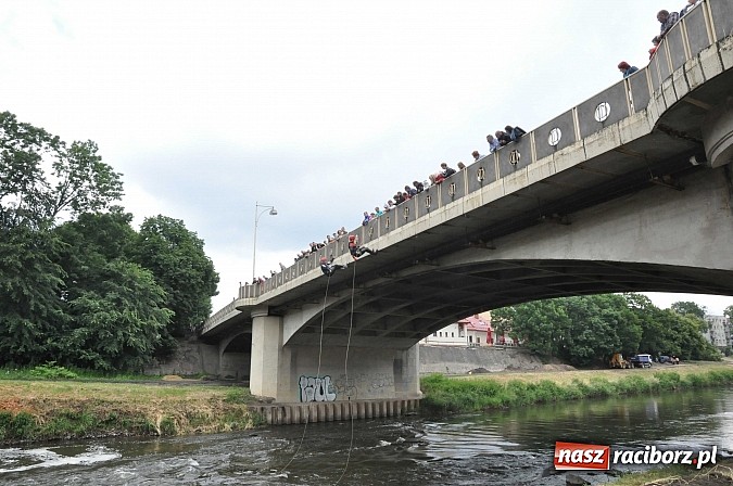 Zdjęcie w galerii na portalu naszraciborz.pl: Kanonada śląskich bractw, potem ulewa i wreszcie ruszyli  wiadomości z regionu