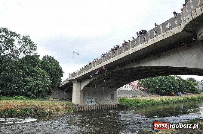 Zdjęcie w galerii na portalu naszraciborz.pl: Kanonada śląskich bractw, potem ulewa i wreszcie ruszyli  wiadomości z regionu