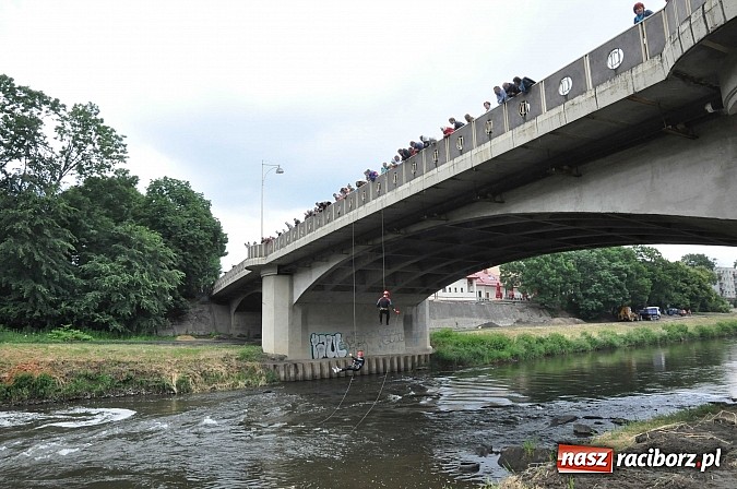Zdjęcie w galerii na portalu naszraciborz.pl: Kanonada śląskich bractw, potem ulewa i wreszcie ruszyli  wiadomości z regionu