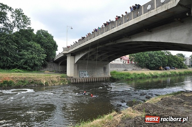 Zdjęcie w galerii na portalu naszraciborz.pl: Kanonada śląskich bractw, potem ulewa i wreszcie ruszyli  wiadomości z regionu