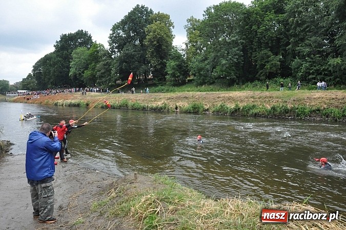 Zdjęcie w galerii na portalu naszraciborz.pl: Kanonada śląskich bractw, potem ulewa i wreszcie ruszyli  wiadomości z regionu