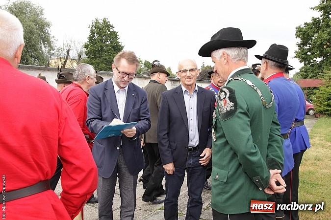 Zdjęcie w galerii na portalu naszraciborz.pl: Krzyżek z podkową, Ludwikowski na tronie  wiadomości z regionu