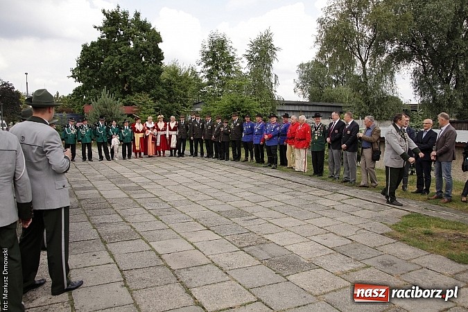 Zdjęcie w galerii na portalu naszraciborz.pl: Krzyżek z podkową, Ludwikowski na tronie  wiadomości z regionu