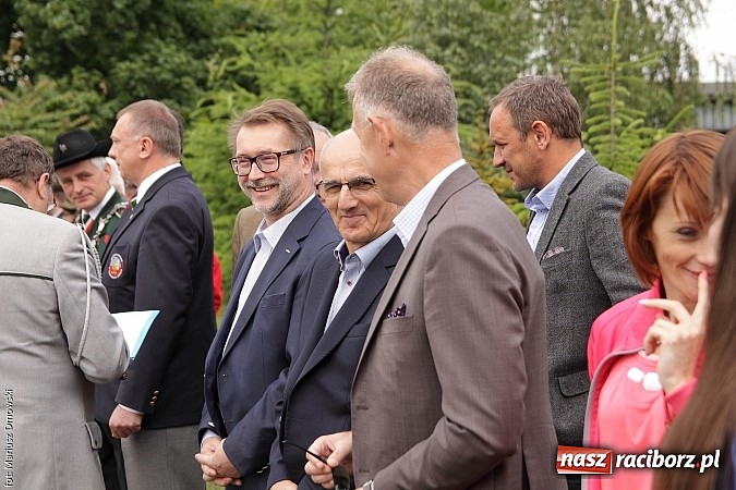 Zdjęcie w galerii na portalu naszraciborz.pl: Krzyżek z podkową, Ludwikowski na tronie  wiadomości z regionu