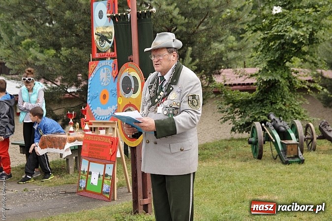 Zdjęcie w galerii na portalu naszraciborz.pl: Krzyżek z podkową, Ludwikowski na tronie  wiadomości z regionu