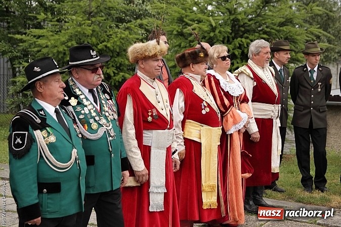 Zdjęcie w galerii na portalu naszraciborz.pl: Krzyżek z podkową, Ludwikowski na tronie  wiadomości z regionu