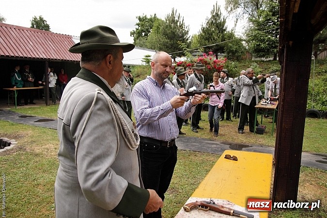 Zdjęcie w galerii na portalu naszraciborz.pl: Krzyżek z podkową, Ludwikowski na tronie  wiadomości z regionu