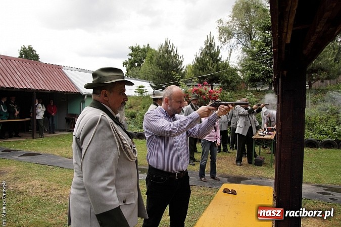 Zdjęcie w galerii na portalu naszraciborz.pl: Krzyżek z podkową, Ludwikowski na tronie  wiadomości z regionu