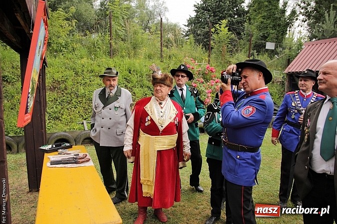 Zdjęcie w galerii na portalu naszraciborz.pl: Krzyżek z podkową, Ludwikowski na tronie  wiadomości z regionu